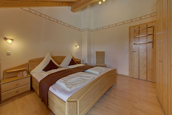 Schlafzimmer mit Doppelbett im OG